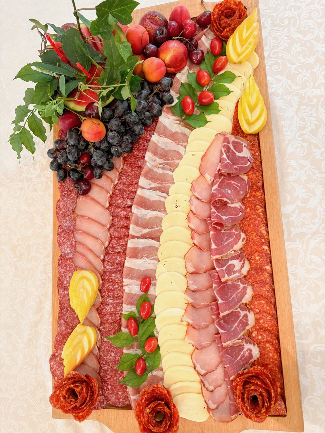 Plata sa suhomesnatim i voćem
